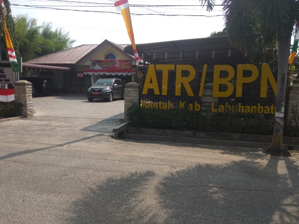 Kantor BPN Labuhanbatu Diduga Gunakan Badan Jalan Untuk Lahan Parkir