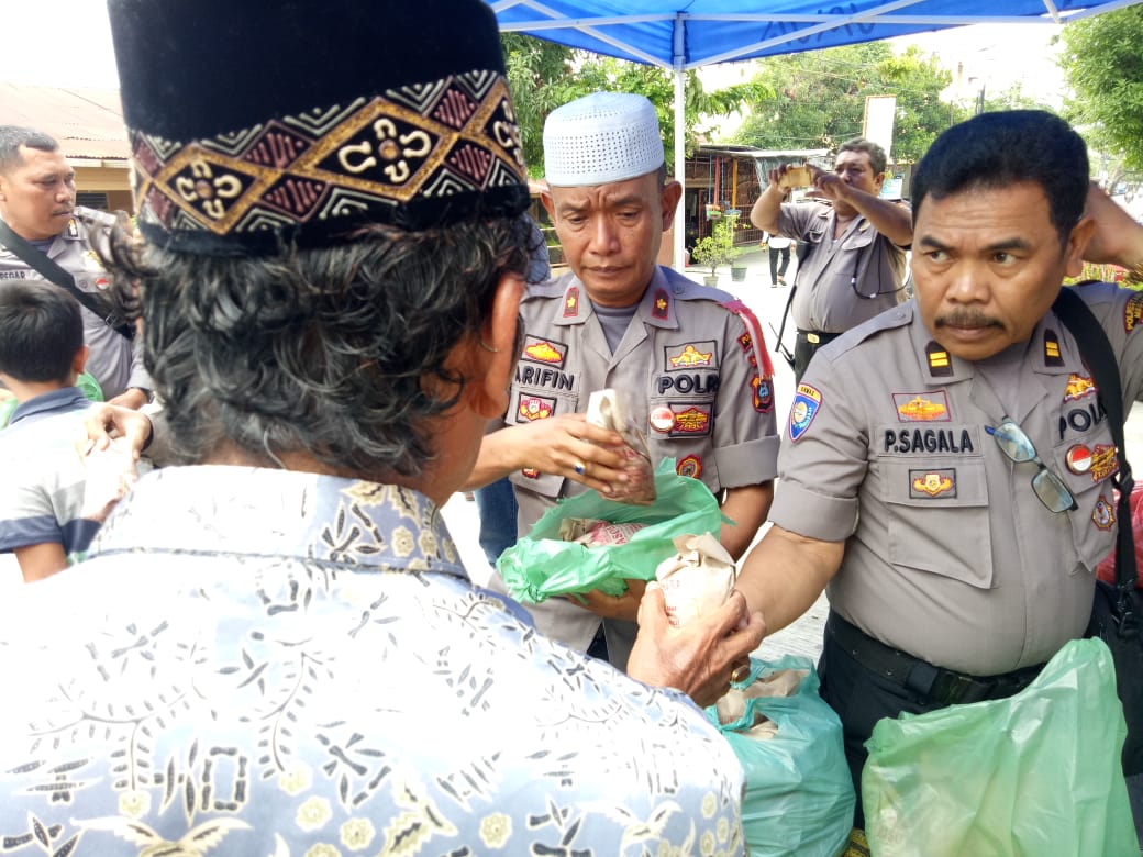 Di Mesjid Al Ihsan, Polsek Medan Timur Bagikan Nasi Bungkus