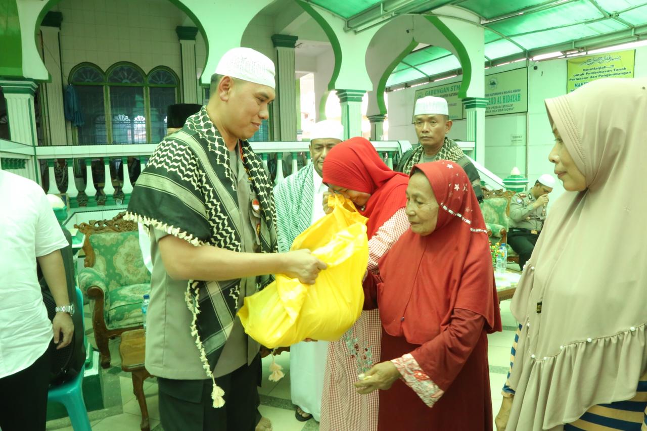 150 Warga Kampung Durian Terima Paket Sembako dari Polrestabes Medan