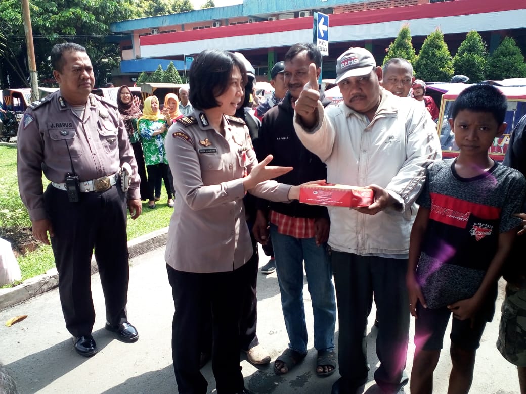 Jumat Barokah, Kapolda Bagikan 200 Nasi ke Abang Betor dan Pasukan Melati