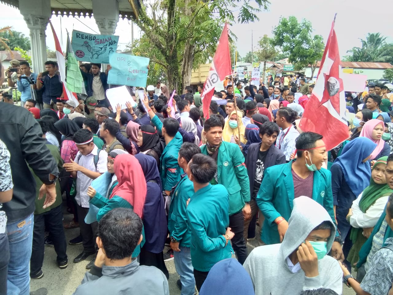 Demo Tolak RUU KPK dan KUHP, Mahasiswa dan Aparat Bentrok