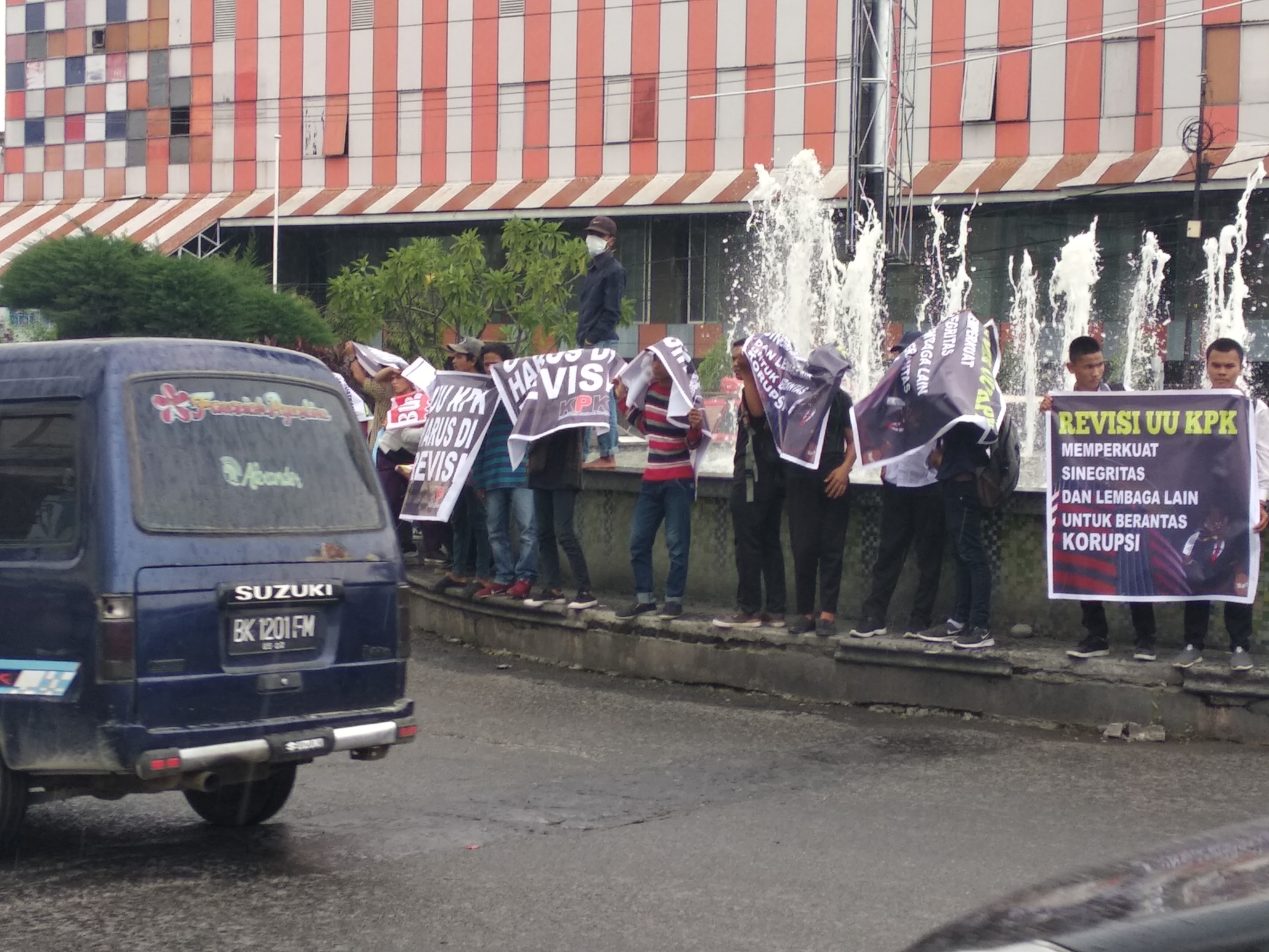 Diguyur Hujan, Mahasiswa Dukung Revisi UU KPK