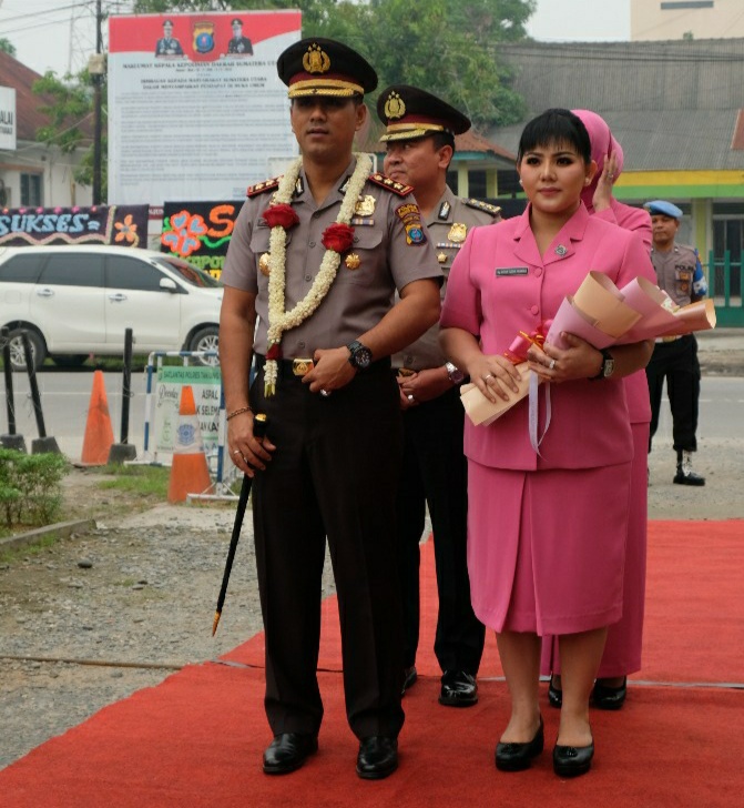 Tradisi Pedang Pora Sambut AKBP Putu Yudha