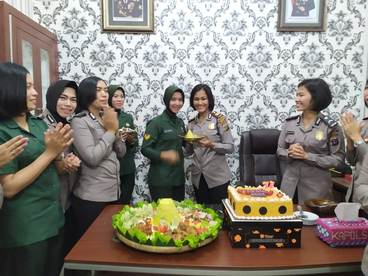 Kowat Berikan Ucapan HUT Polwan ke Kapolsek Helvetia