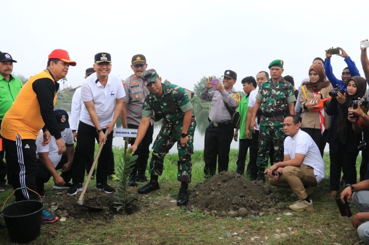 Wali Kota Bersama TNI, Polri & Elemen Masyarakat Bersihkan Kawasan Danau Siombak