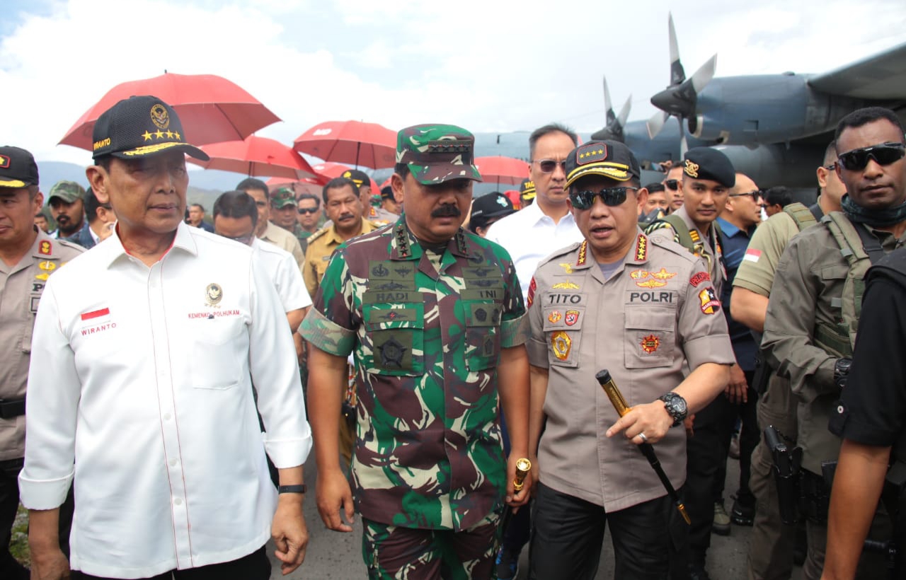 MENKO POLHUKAM, PANGLIMA TNI, KAPOLRI DAN MENTERI SOSIAL TINJAU PENGUNGSI DI KODIM 1702