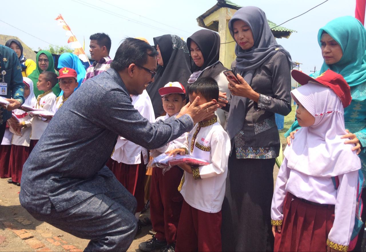 Tepati Janji Kampanye, Bupati Batu Bara Bantu Seragam Sekolah