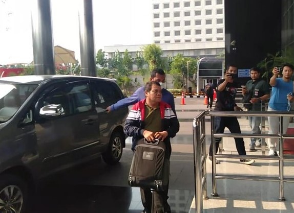 Kadis PU Isya Ansari Bawa Koper Tiba di KPK