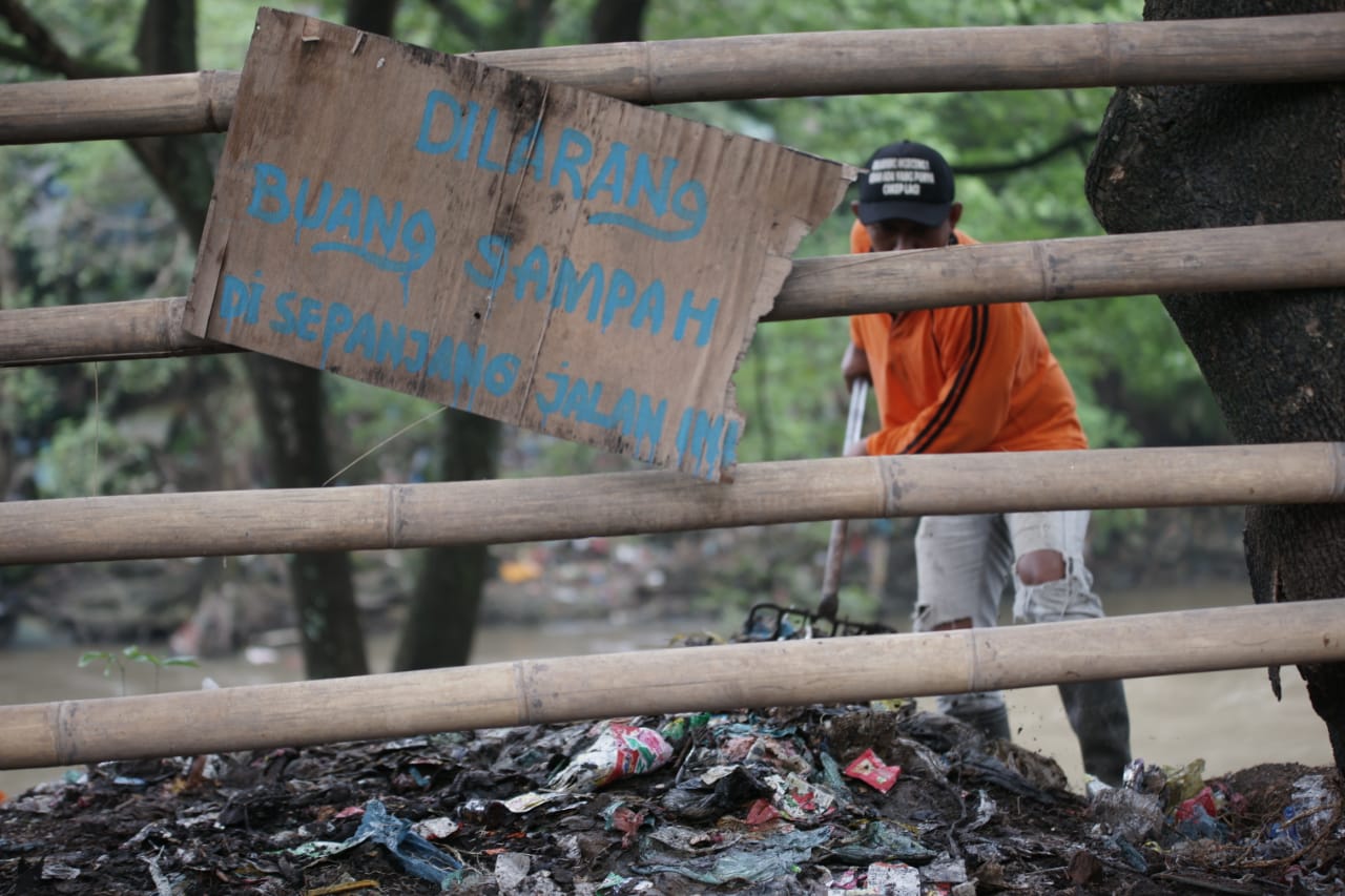 Wakil Wali Kota Pimpin Gotong Royong Bersihkan 2,6 Ton Sampah Di Jalan Petempuran