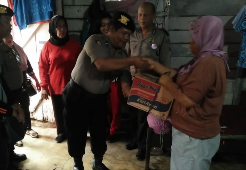 Tali Asih Polsek Medan Timur Bagi Warga Kurang Mampu