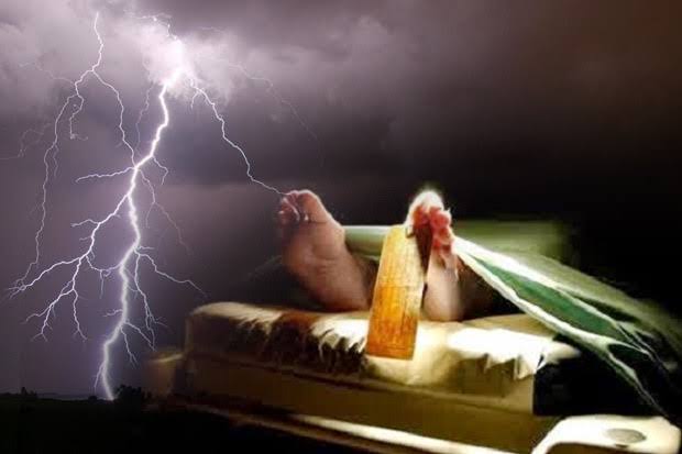 Berteduh di Bawah Pohon,Satu Keluarga Disambar Petir