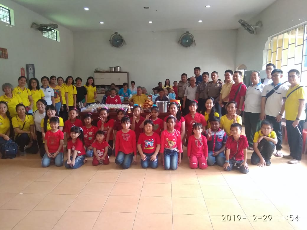 Peringati hari ibu,  Anak-anak Metta Prajna darma beri bingkisan pada orang Jompo