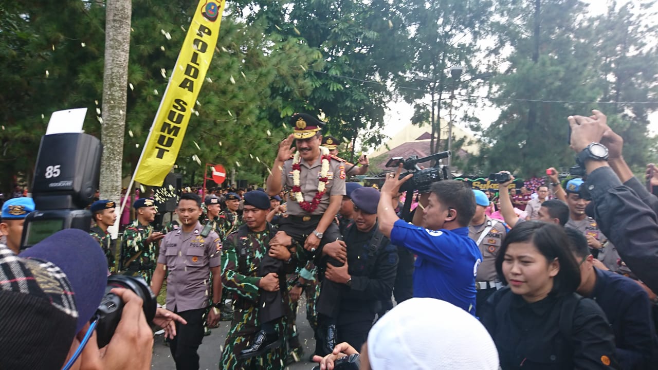 Genangan Air Mata Melepas Keberangkatan Komjen Pol Agus Andrianto Beserta Ibu