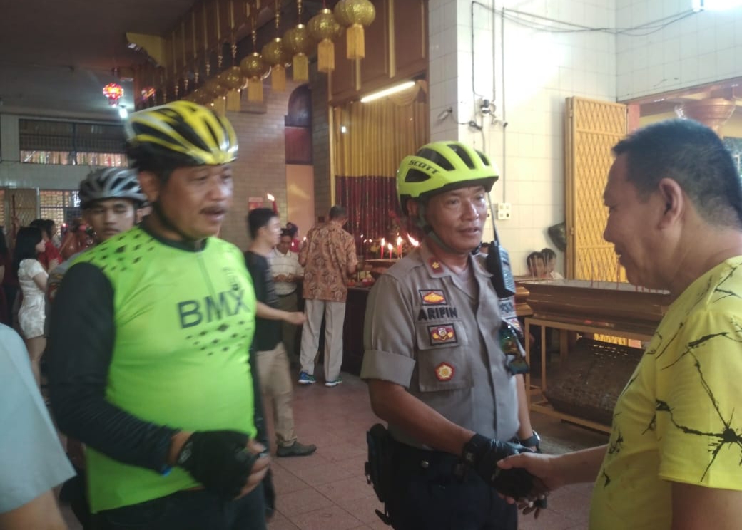 Sambangi Warga Imlek, Kompol Arifin Berikan Rasa Aman
