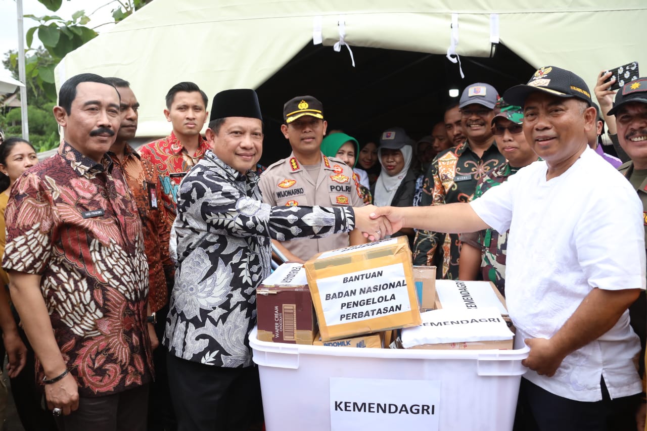 Mendagri  Tito Tinjau Langsung Posko dan Berikan Bantuan