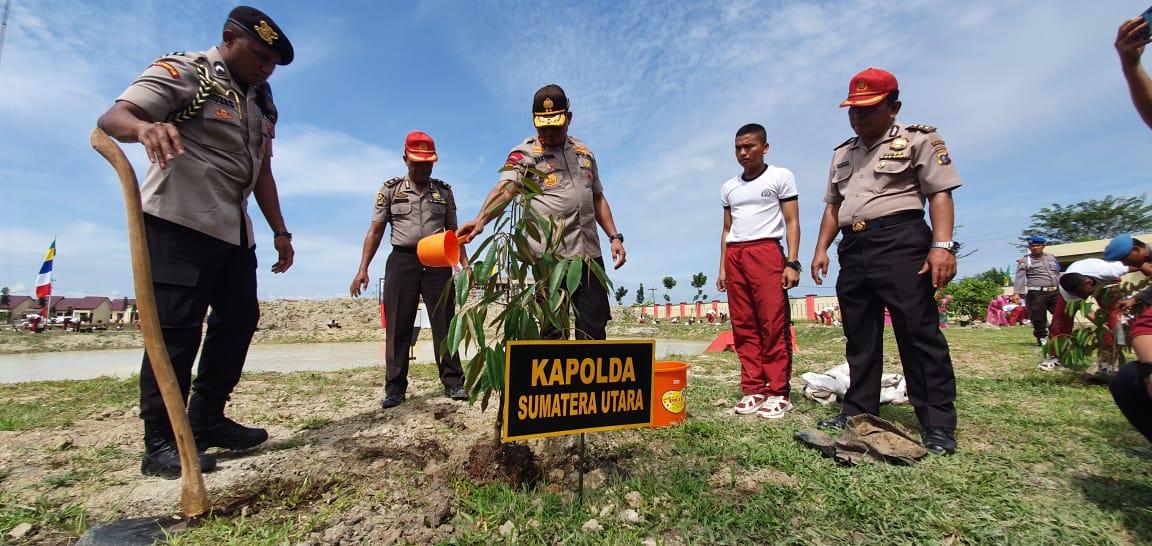 Kapolda Sumut Tanam 57300 Pohon 
