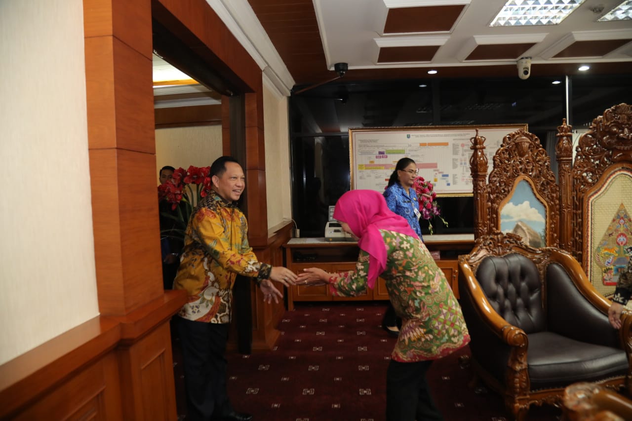Mendagri Tito Bersama Gubernur Jatim Bahas Perpres Nomor 80 Tahun 2019