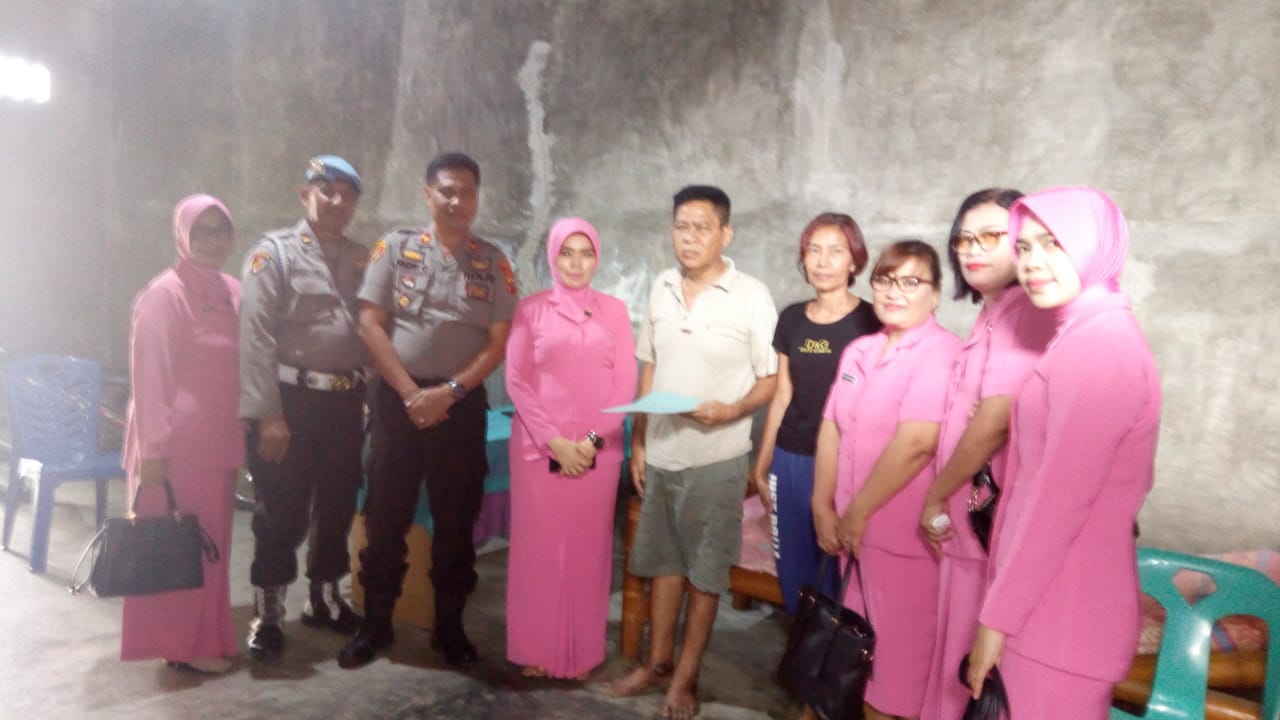 Kapolsek Medan Area  dan Ibu Bhayangkari Jenguk Aiptu Sakti Lubis