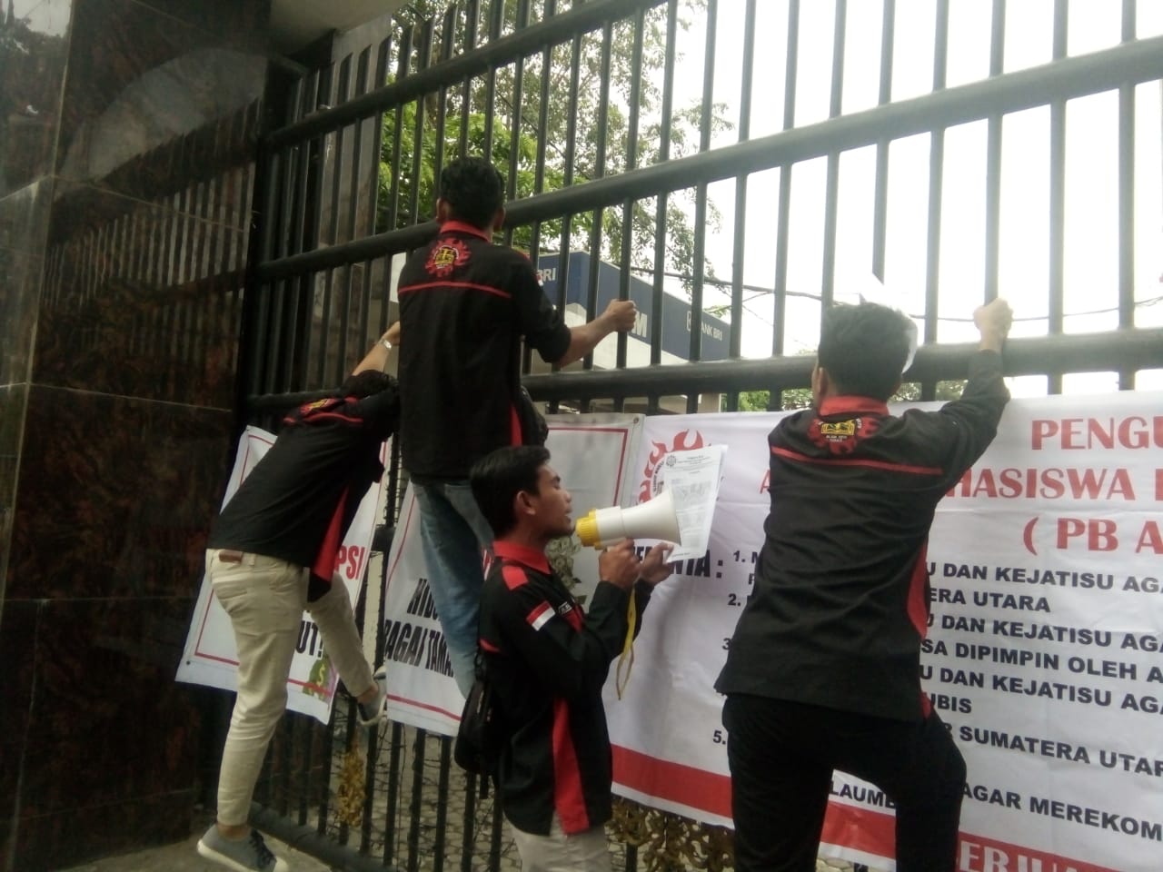 Kejatisu Didesak Periksa Arsyad, Haris dan Ria