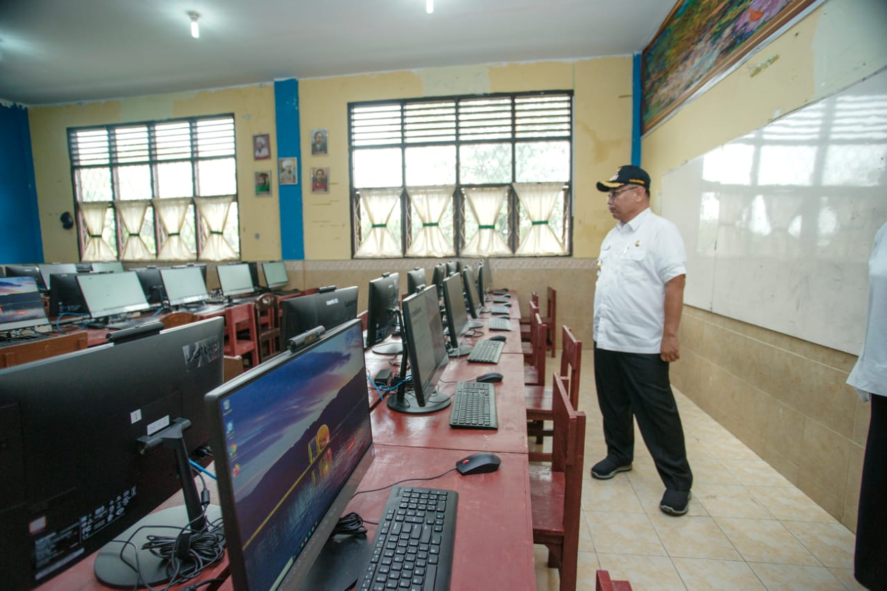 Akhyar Tinjau Persiapan Ujian CPNS Di SMPN 1 Medan