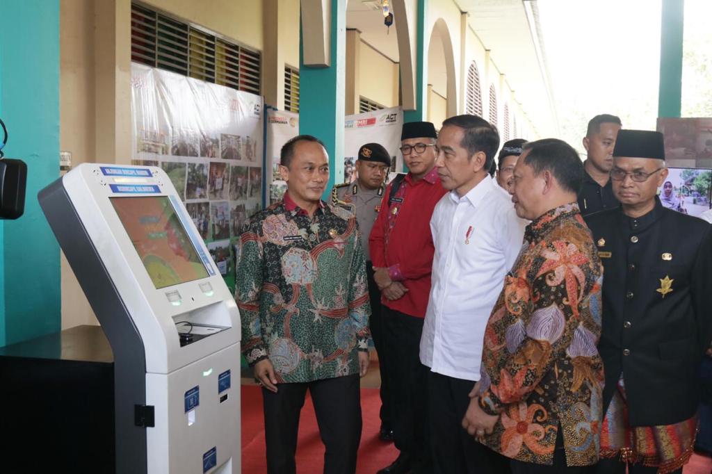 Di Aceh, Mendagri Kunjungan Stand Pameran ADM Dukcapil