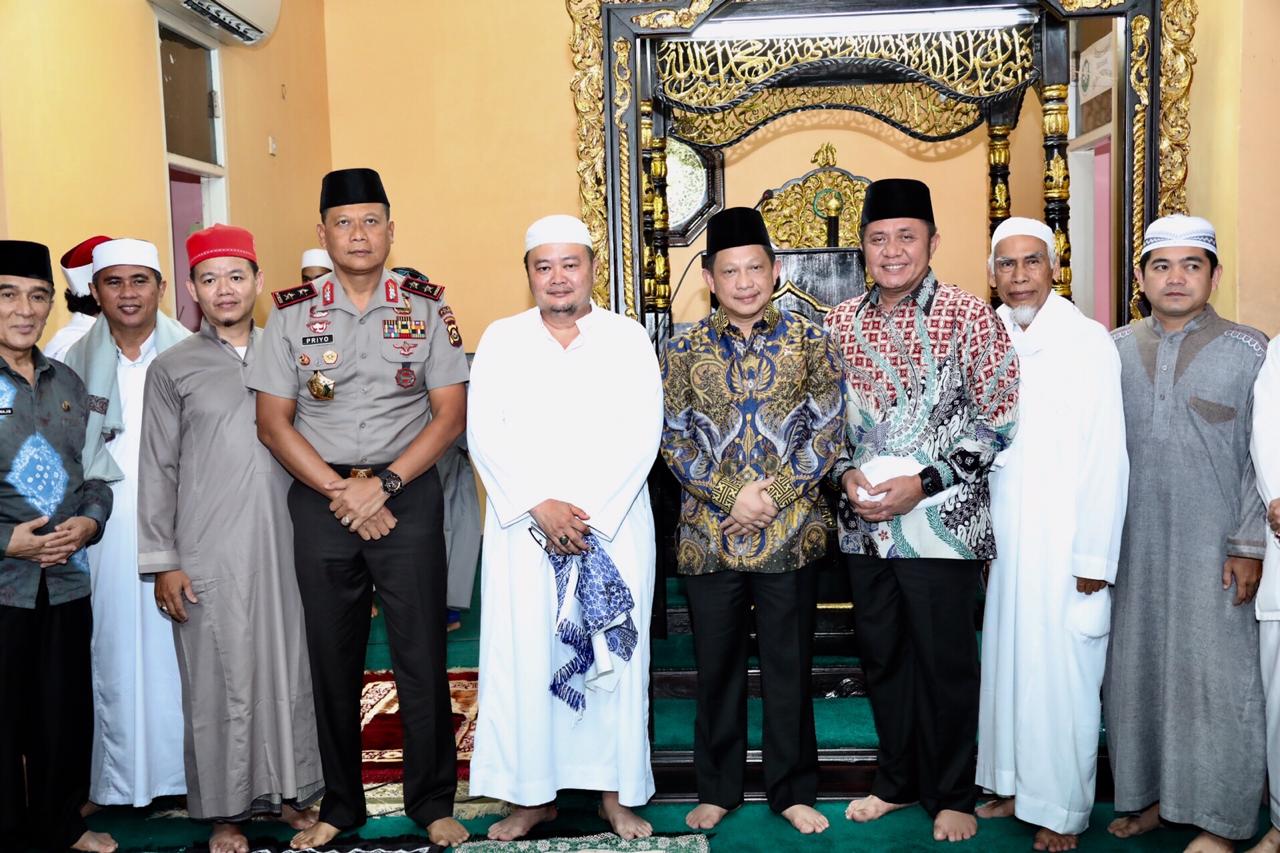 Mendagri Jadi Imam Sholat Jumat di Masjid Cheng Ho, Palembang