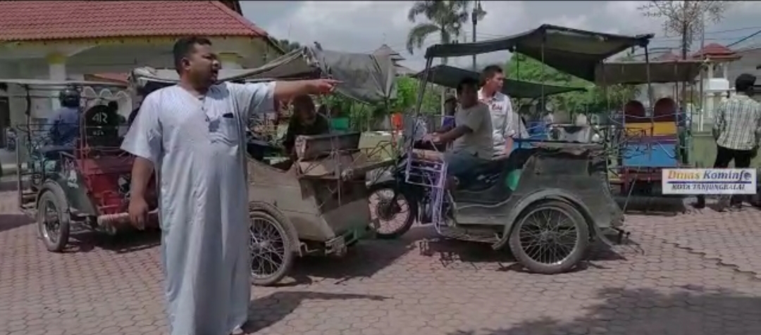 Walikota Tanjung Balai Berbaur Bersama Abang Becak Bagi Masker dan Semprot Disinfektan