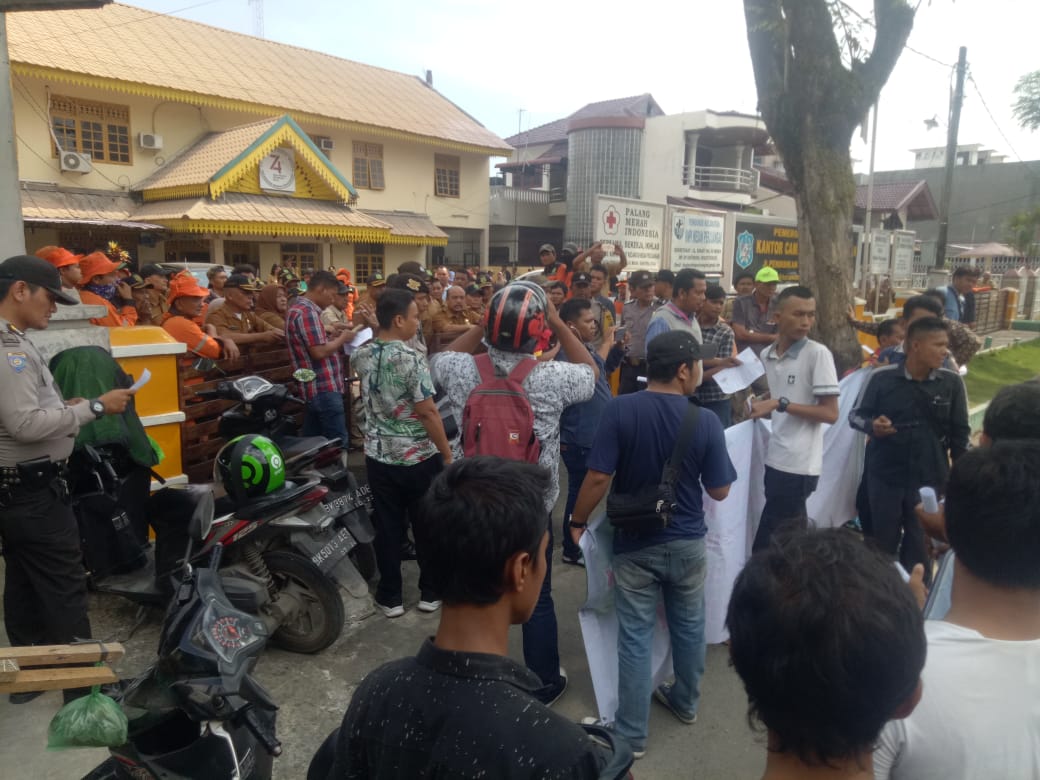 Diduga Pungli Kepling dan Tahan Dana Kelurahan Sei Kera Hilir I, Camat Medan Perjuangan Didemo