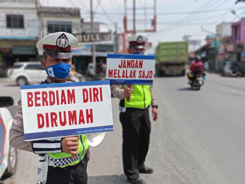 Masuk ke Mapolres Sergai, Personil dan Masyarakat Disemprot Disinfektan 