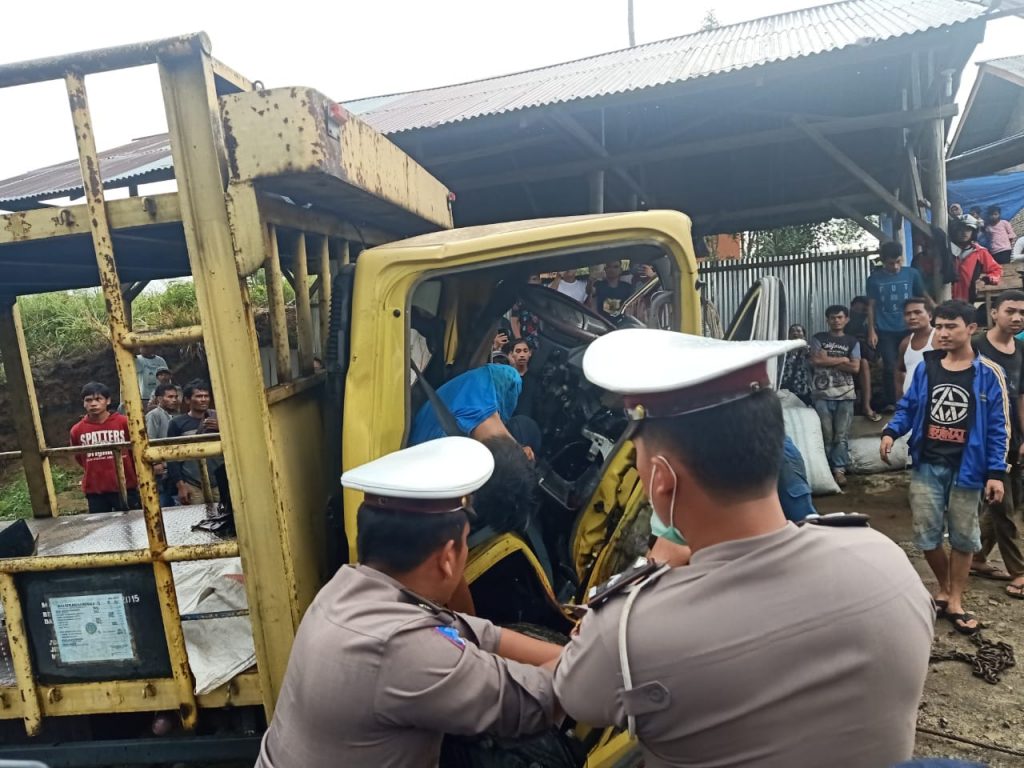 Tabrakan Maut Fuso Kontra Colt Diesel , Supir dan Penumpang Tewas di Tempat 