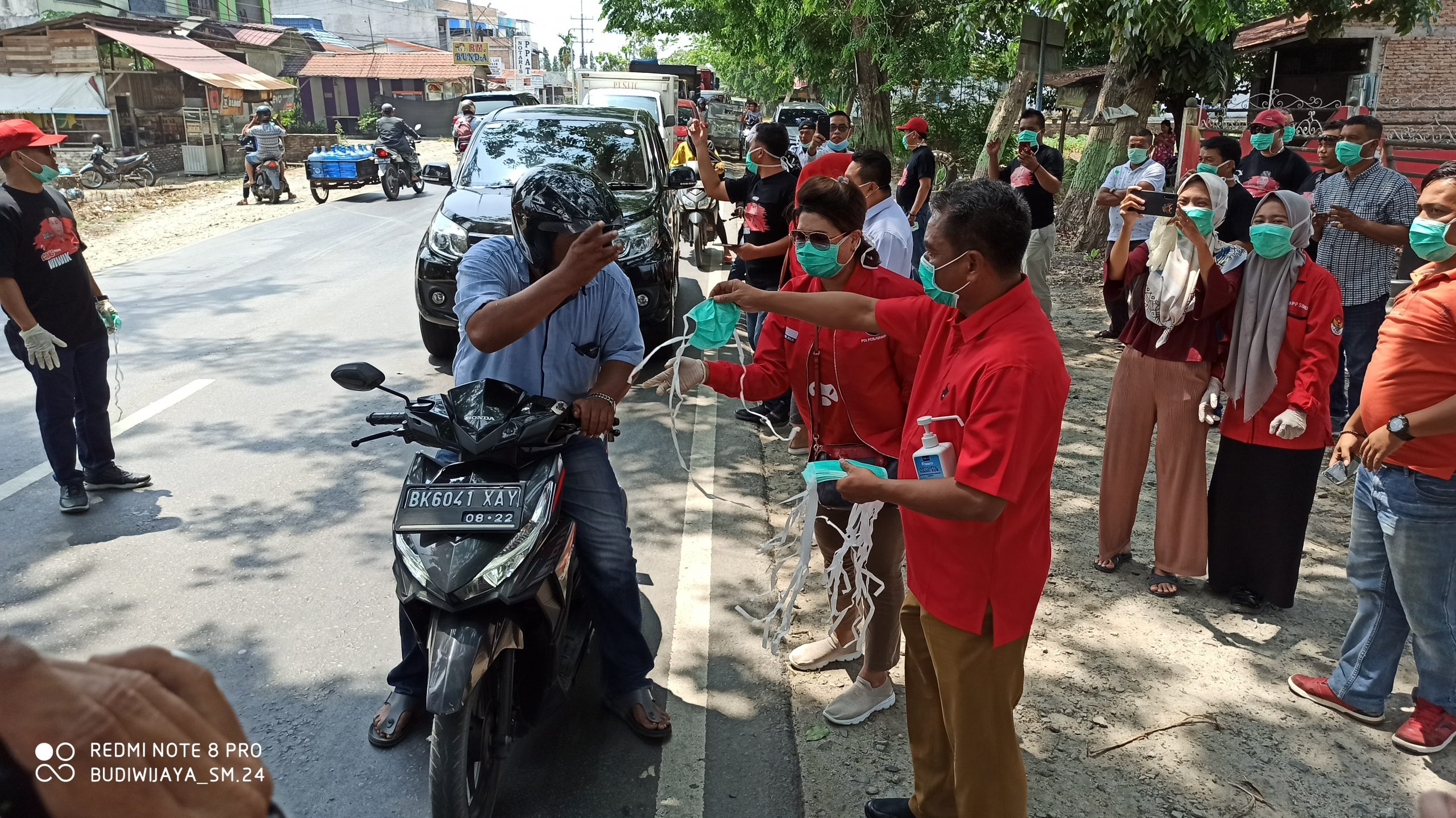 Peduli Terhadap Kesehatan Masyarakat Terkait Ancaman Covid-19, DPC PDIP Sergai Bagi-bagikan Masker Gratis