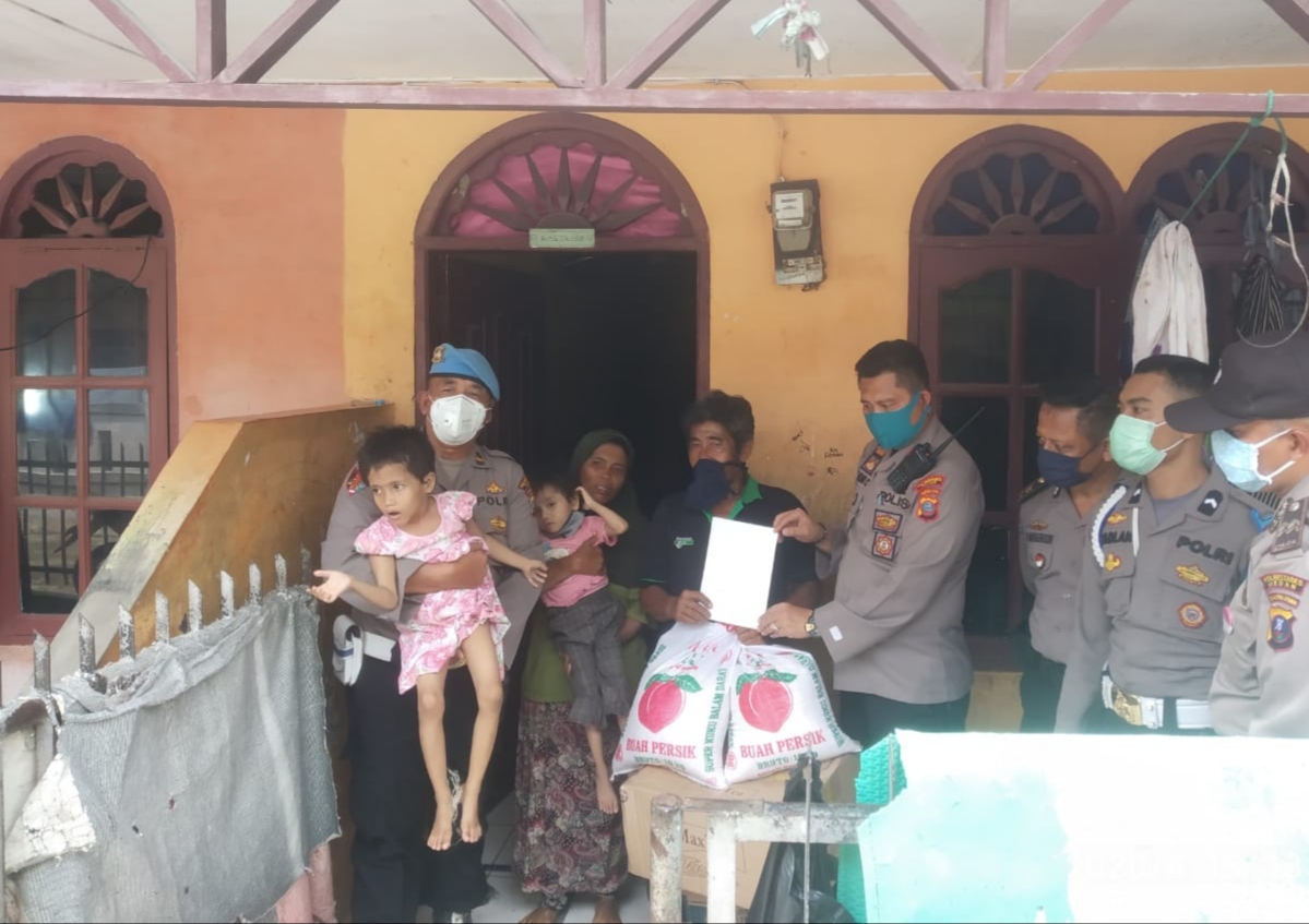Kapolsek Medan Area Berikan Tali Asih Penderita Gizi Buruk