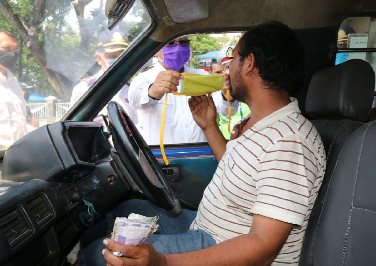 Akhyar Bagikan Masker di Seputaran Lapangan Merdeka