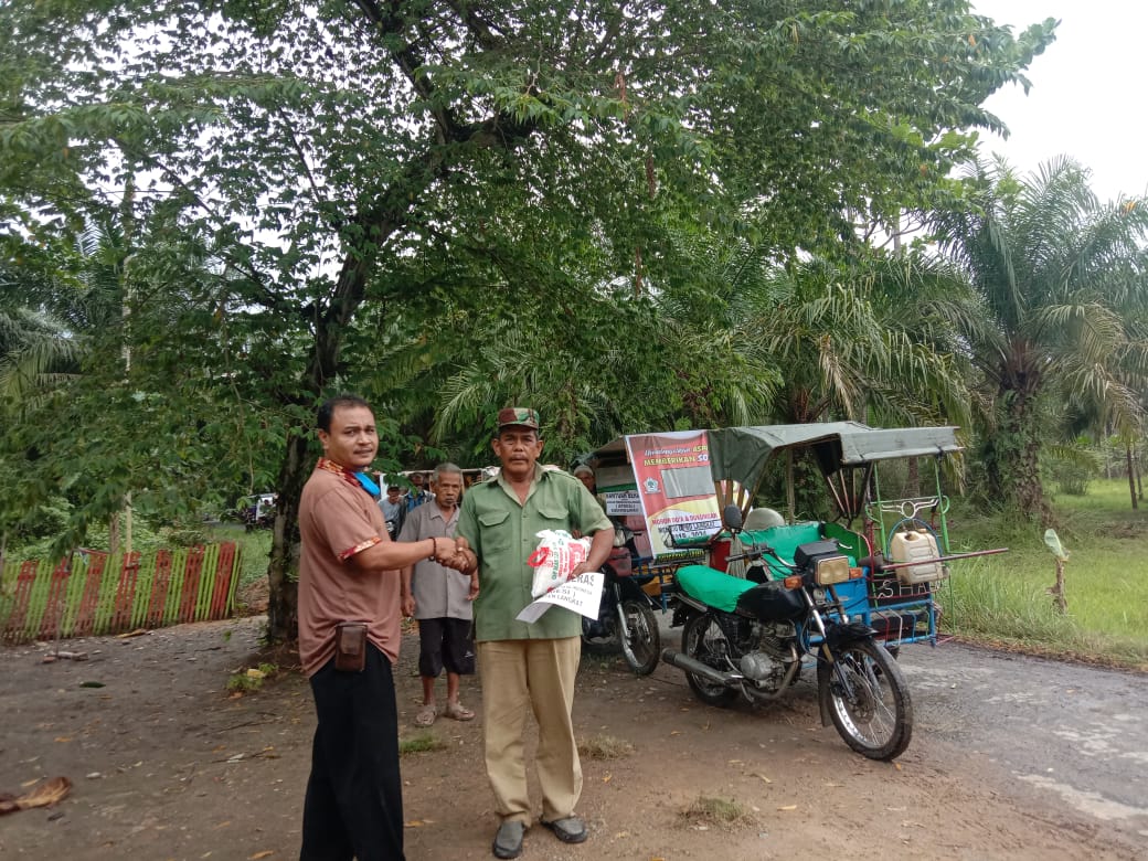 378 Parbetor Terima Bantuan Beras Apdesi Langkat