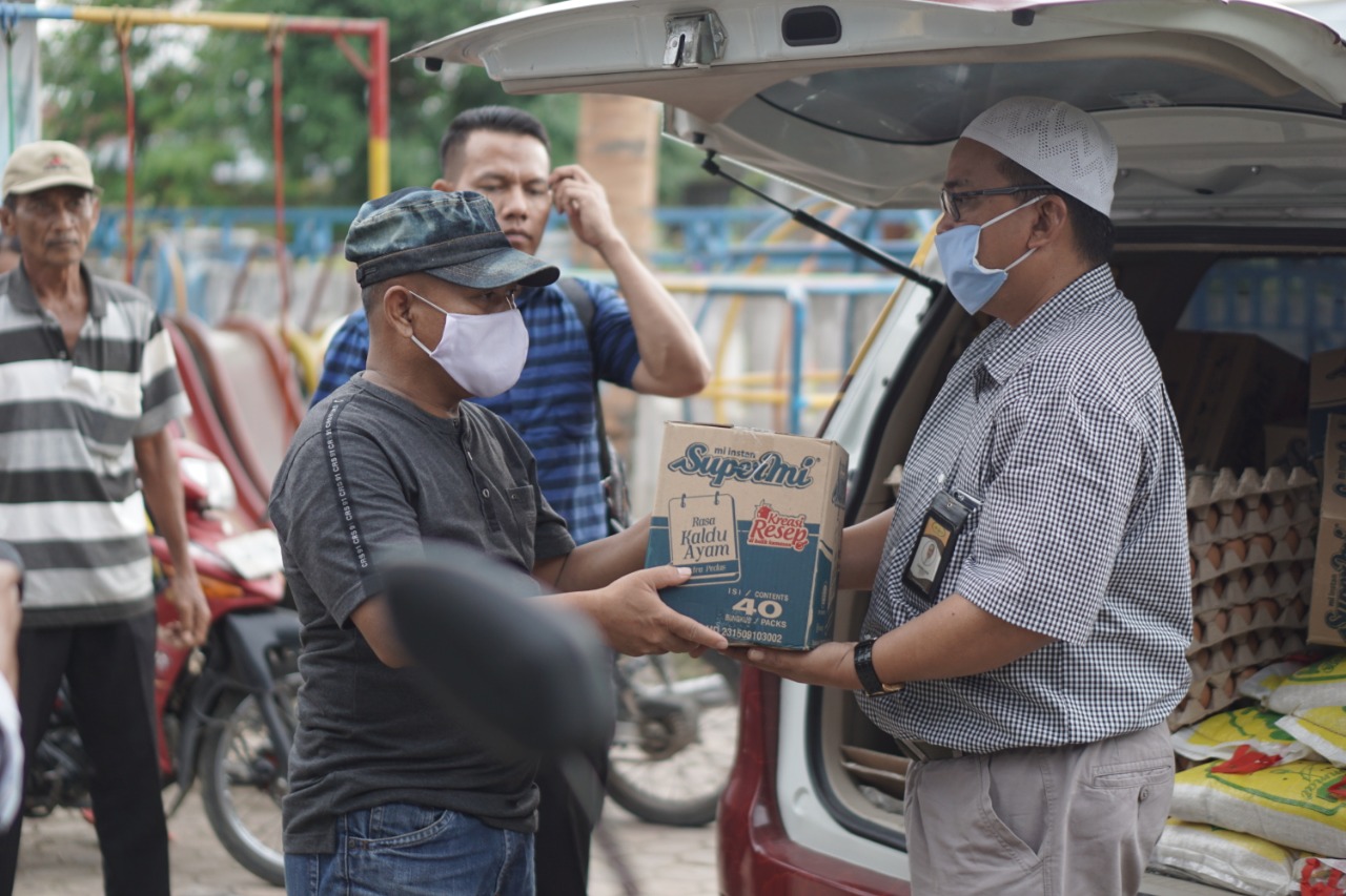 Aroma Bakery Bantu Warga Tertimpa Musibah Angin Puting Beliung, H Suhardi : Kita Merasa Terpanggil Bisa Bantu Mereka
