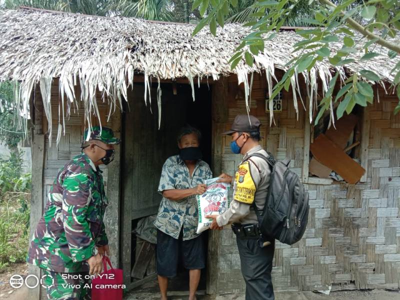 Sinergitas Polsek Talun Kenas Polresta Deli Serdang Bersama Koramil 20/TK - Bhabinkamtibmas Dan Babinsa Bagikan Sembako Kepada Warganya