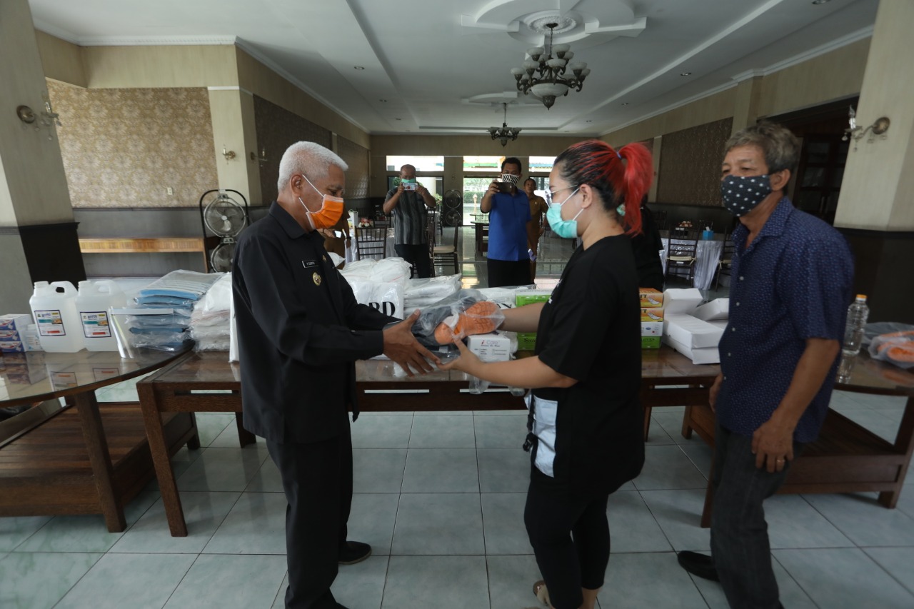 Bupati Asahan Terima Bantuan APD dari Masyarakat Tionghoa