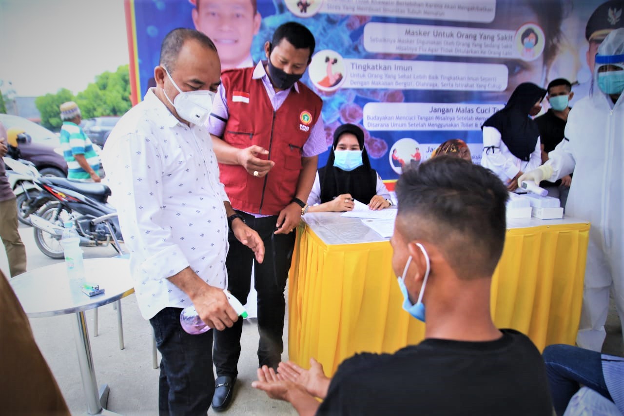 Tinjau Posko Penanganan Covid-19, Bupati Labuhanbatu Iimbau Warga Periksakan Diri