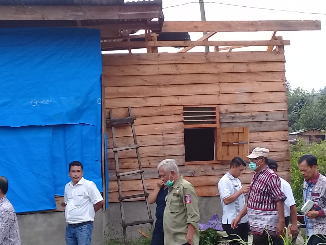 Bupati Toba Kunjungi (Beri Bantuan Alat Bangunan) Warga Silamosik I-II Korban Angin Puting Beliung