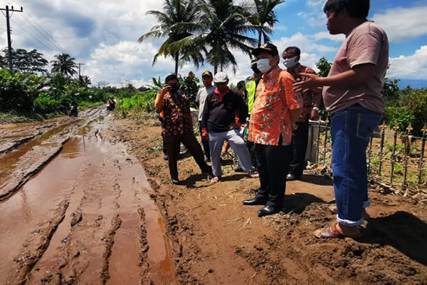 Bupati Karo Tinjau Kerusakan Jalan Akibat Lahar Dingin Sinabung