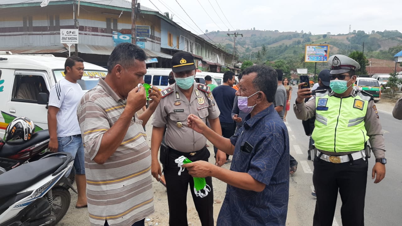 Jalankan Intruksi Bupati Karo-Camat Tigabinanga Bagikan Masker Gratis