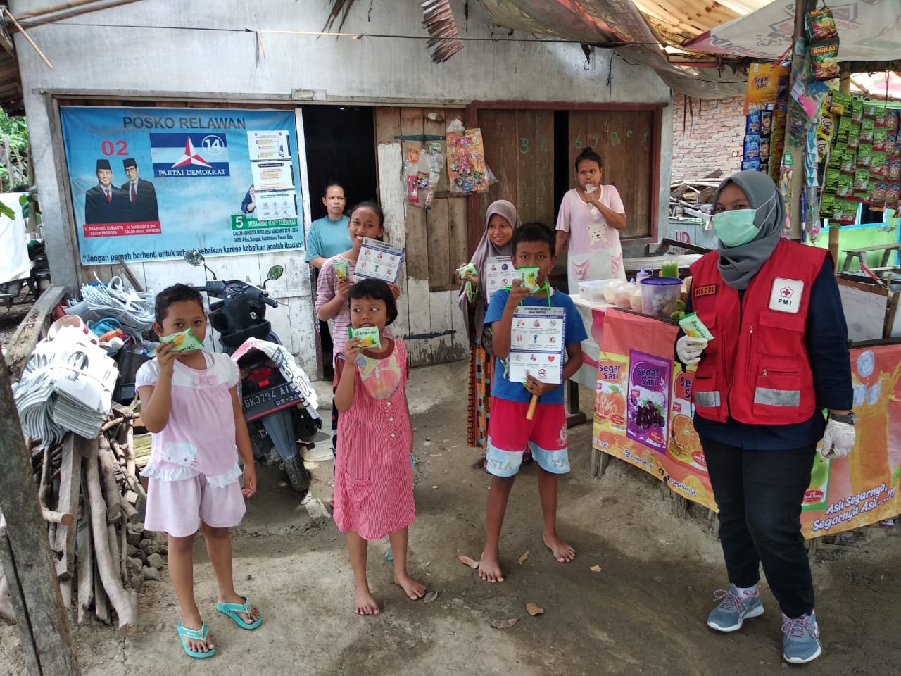 PMI Sumut Spraying Disinfektan di Medan Timur