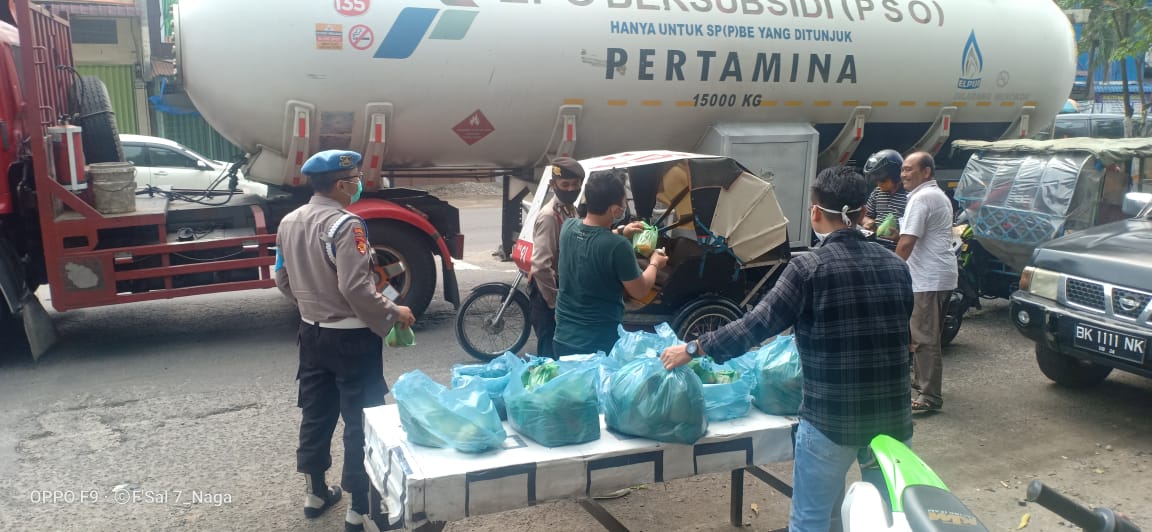 Dirnarkoba Poldasu Bagi Sembako, Kurang Mampu