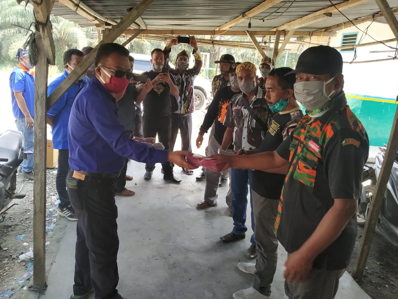 Cegah Covid 19 Anggota DPRD Labuhanbatu Josman Sinaga Gandeng Ormas Bagi Masker Kepada Masarakat
