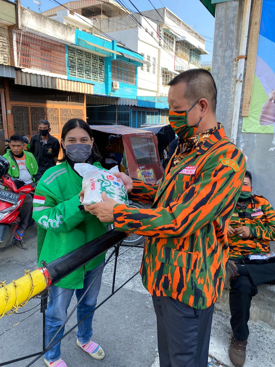 Bantu Warga Terdampak Covid-19, Satu Hati dan MPI Bagi Sembako ke Ojol dan Tukang Becak