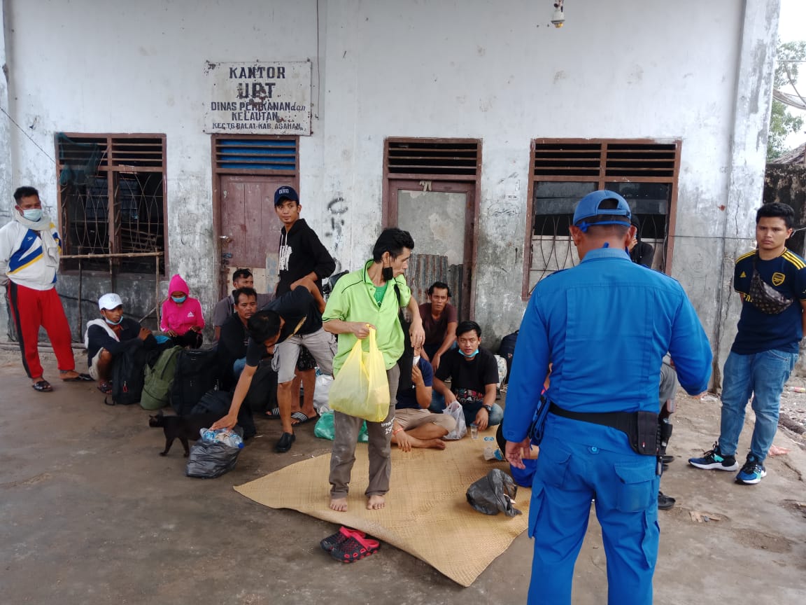 Sat Pol Airud Polres Tanjung Balai amankan 17 TKI ilegal yang datang dari Malaysia