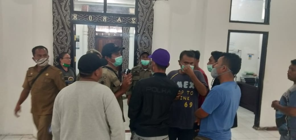 Warga Demo,  ke Kantor Bupati Dalam Pendataan Calon Penerima Bansos JPS