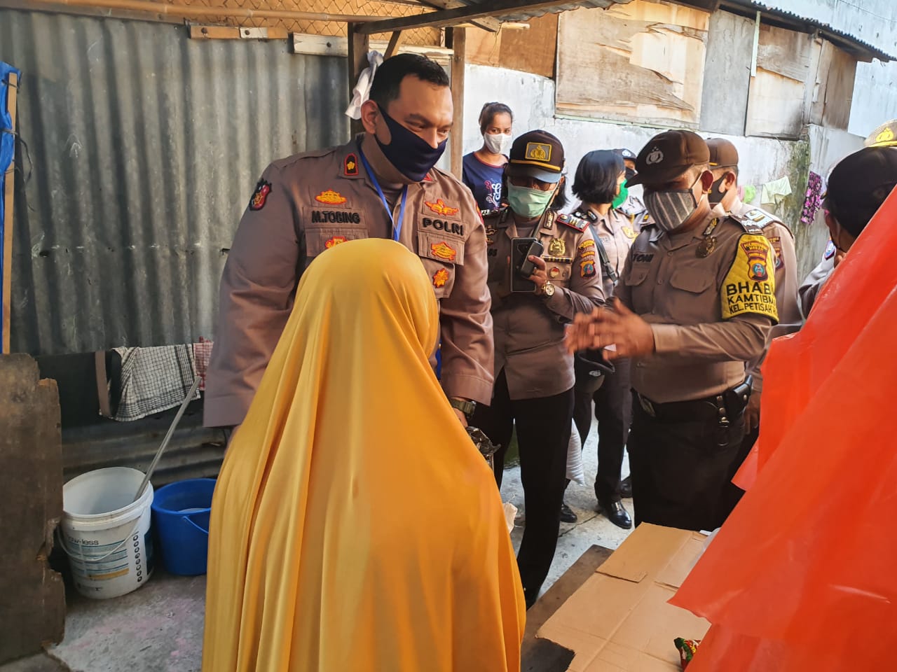 Peduli, Polsek Medan Baru Bagikan Sembako