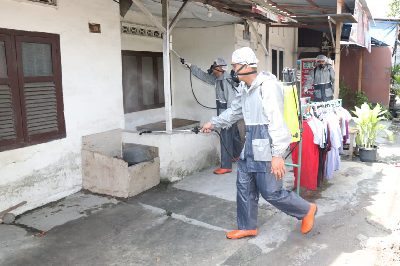 Giliran Medan Selayang, Disdukcapil & Dinas Sosial Yang Disemprot Disinfektan