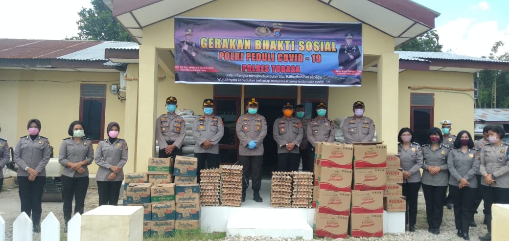 Peduli Dampak Covid-19, Polres Toba Bagikan Sembako Kepada Warga